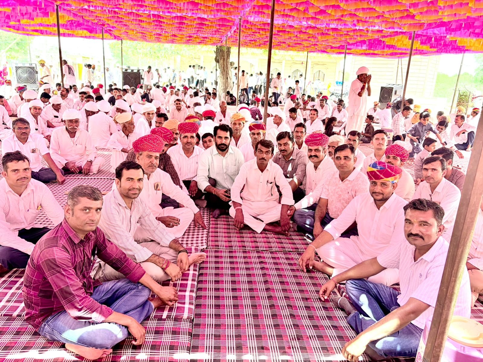 गाजे-बाजे संघ लाभार्थी परिवारों ने शिखर पर ध्वजारोहण किया दहिवा में चार मंदिरों का वार्षिकोत्सव संपन्न