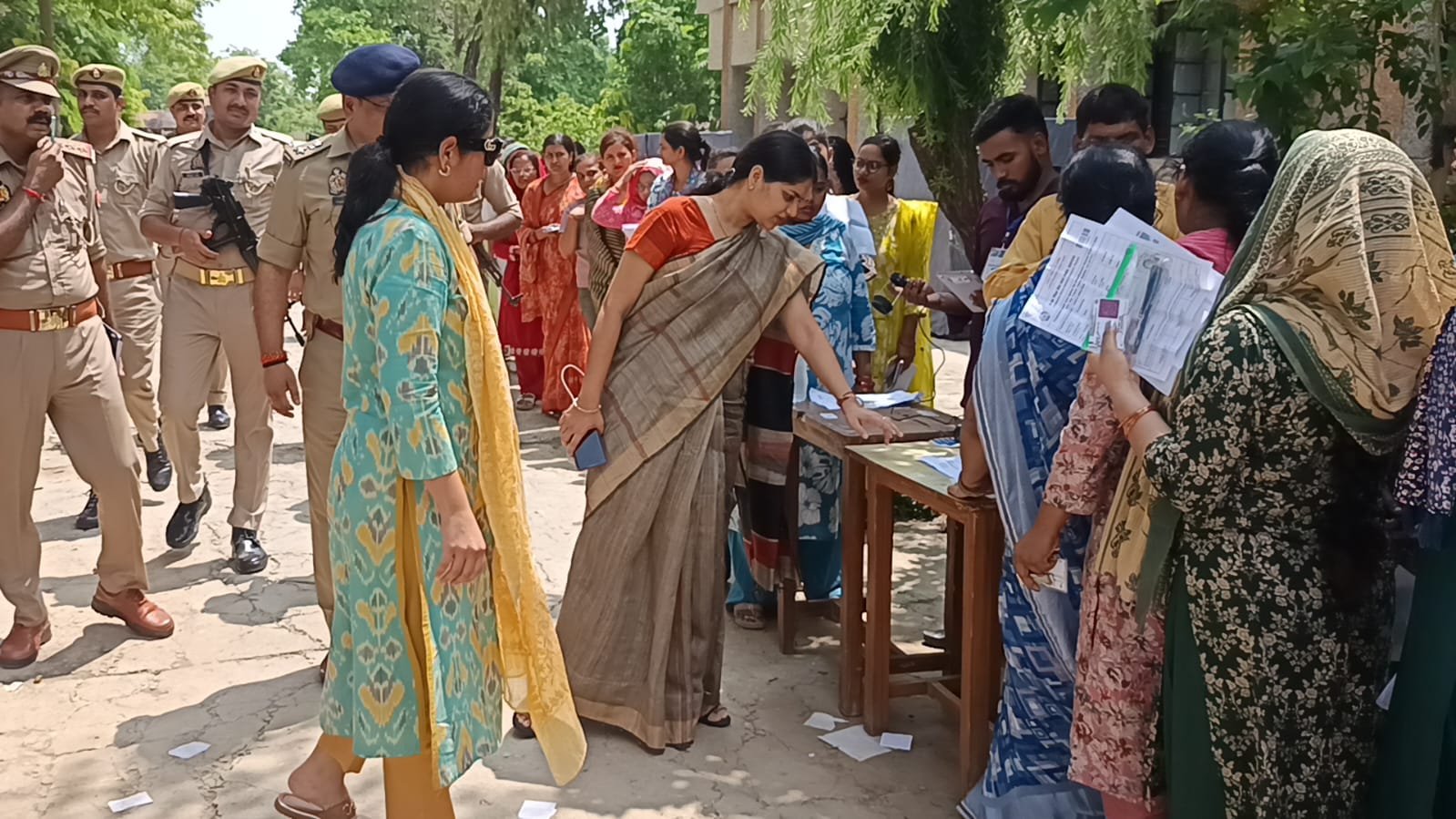 UPTET-2026 की दोनों पालियों की परीक्षा शांतिपूर्ण संपन्न, जिलाधिकारी एवं पुलिस अधीक्षक ने किया औचक निरीक्षड़