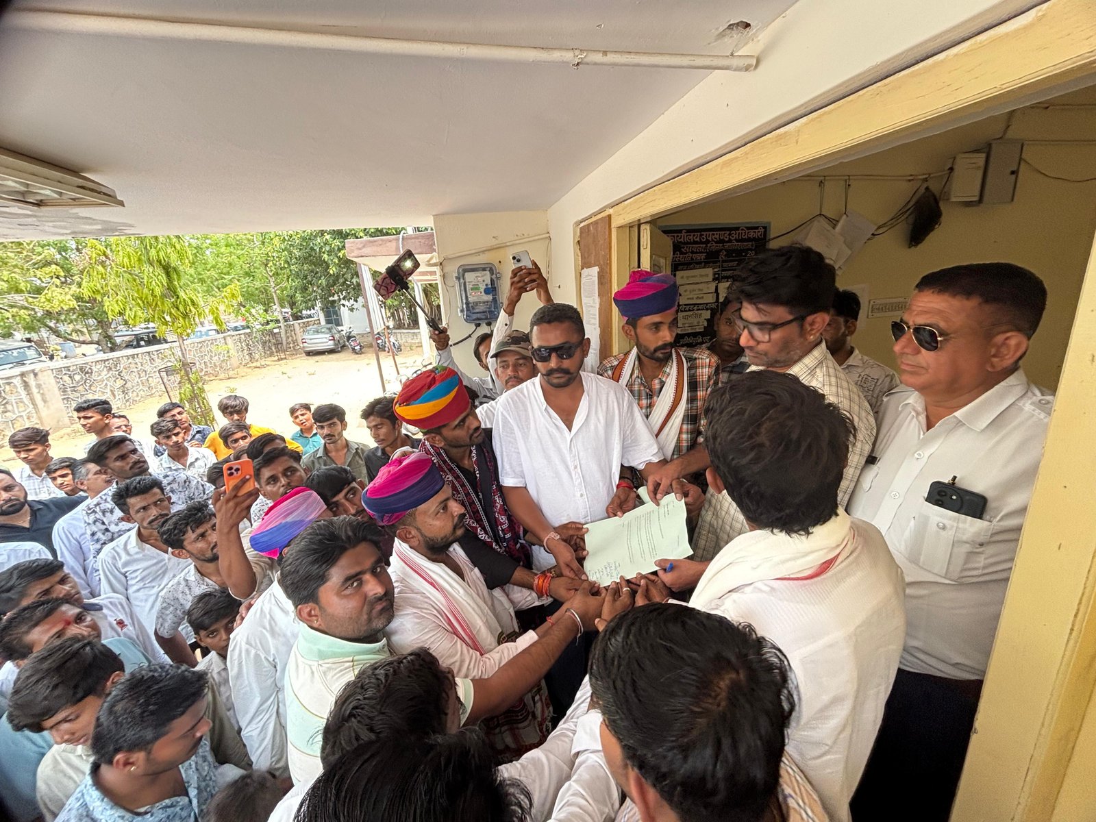 शिव विधायक की सुरक्षा की मांग, रैली निकालकर आशापुरा ग्रुप ने सौंपा ज्ञापन
